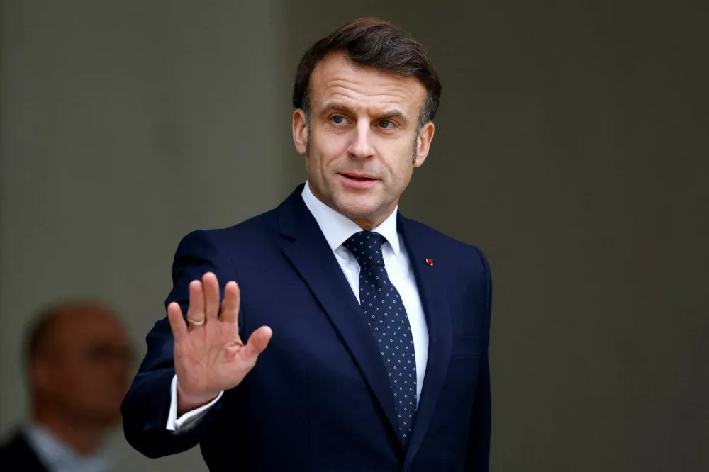 FILE PHOTO: French President Emmanuel Macron waves as he welcomes a guest for a second meeting on Ukraine and European security at the Elysee Palace in Paris, France, February 19, 2025. REUTERS/Stephanie Lecocq/File Photo / Foto: Stephanie Lecocq