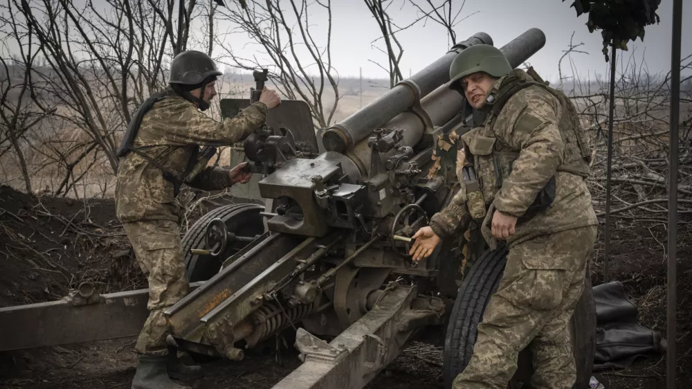 FILE - Ukrainian soldiers of the 71st Jaeger Brigade fire a M101 howitzer towards Russian positions at the frontline, near Avdiivka, Donetsk region, Ukraine, Friday, March 22, 2024. Much of what NATO can do for Ukraine, and indeed for global security, is misunderstood. Often in the public mind, the alliance is thought of as the sum of all U.S. relations with its European partners, from imposing sanctions and other costs on Russia to sending arms and ammunition. But as an organization its brief is limited to the defense by military means of its 32 member countries and a commitment to help keep the peace in Europe and North America. (AP Photo/Efrem Lukatsky, File) / Foto: Efrem Lukatsky