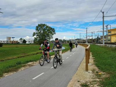 Oktobra lani so uradno odprli 12 kilometrov dolgo kolesarsko stezo do Šentjurja, ki od Celja do Štor poteka med Voglajno in železnico. Foto arhiv ŠV