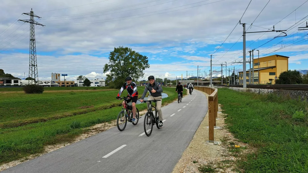 Oktobra lani so uradno odprli 12 kilometrov dolgo kolesarsko stezo do Šentjurja, ki od Celja do Štor poteka med Voglajno in železnico. Foto arhiv ŠV