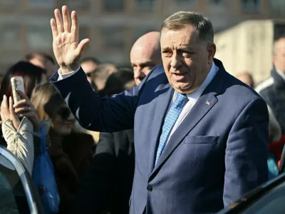 Bosnian Serb leader Milorad Dodik (R) waves at large group of supporters, as he arrives at the courthouse of Bosnia-Herzegovina, in Sarajevo on February 5, 2025. Milorad Dodik has been on trial at the Bosnian State Court in Sarajevo for his failure to comply with the decisions of the international High Representative, responsible for ensuring compliance with the Dayton Peace Accords.,Image: 960505021, License: Rights-managed, Restrictions:, Model Release: noFoto: Profimedia