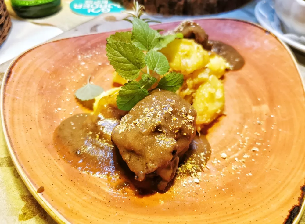 Svinjske ličnice v omaki, pražen krompir in polenta, Trattoria Alla Luna