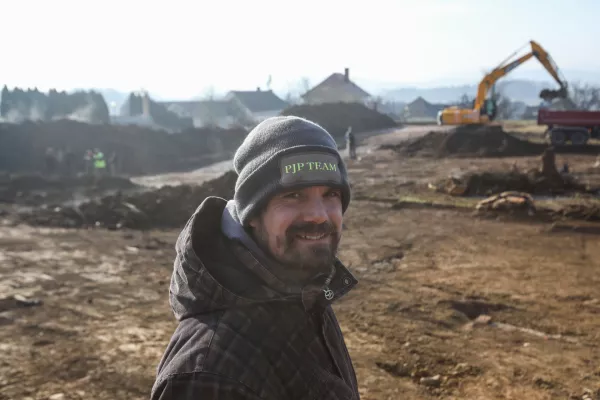 - Rok Bremec, arheolog,- 21.02.2025. - Arheološka izkopavanja na gradbišču novega pokopališča v Komendi, kjer so našli ostanke iz kamene dobe stare 6000 let.//FOTO: Bojan Velikonja