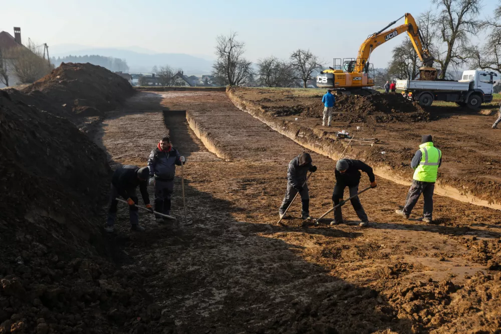 - 21.02.2025. - Arheološka izkopavanja na gradbišču novega pokopališča v Komendi, kjer so našli ostanke iz kamene dobe stare 6000 let.//FOTO: Bojan Velikonja