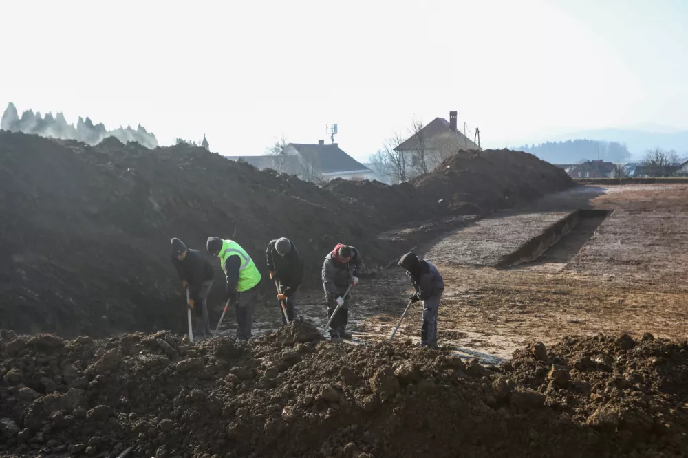 - 21.02.2025. - Arheološka izkopavanja na gradbišču novega pokopališča v Komendi, kjer so našli ostanke iz kamene dobe stare 6000 let.//FOTO: Bojan Velikonja