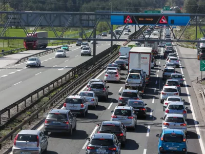 ﻿- 14.04.2018 - zahodna ljubljanska obvoznica – prometni zastoj v smeri Kopra – kolona//FOTO: Bojan Velikonja