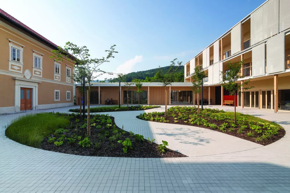 Koroški dom starostnikov v Ravnah na Koroškem (2024); avtorice: Maruša Zorec, Maša Živec, Nena Gabrovec - ARREA arhitektura in Studio AKKA Foto: Tadej Bolta