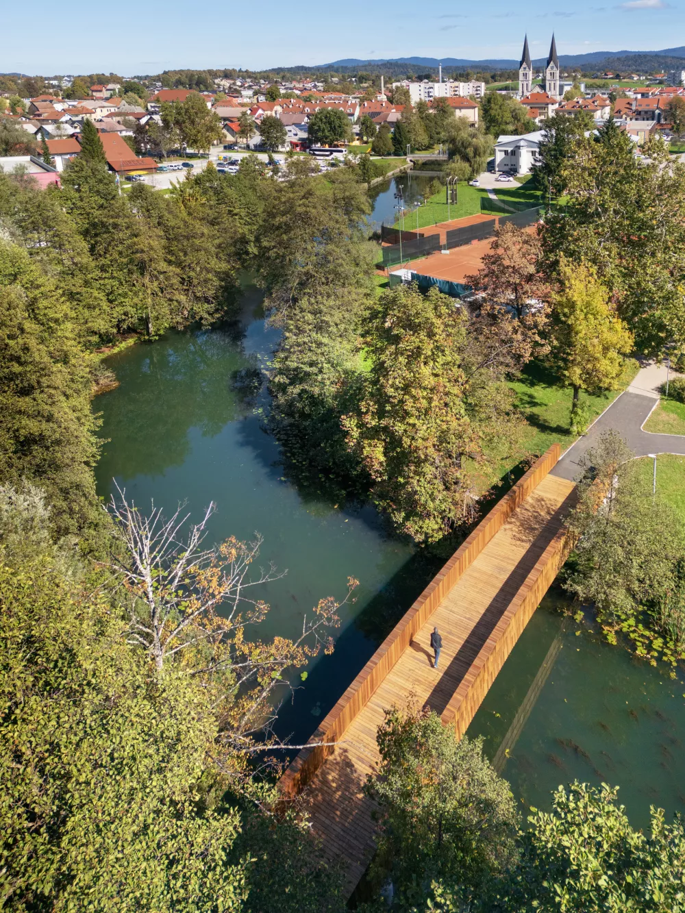 Brv čez reko Rinžo v Kočevju (2024); avtorji: Maja Cvelbar, Mihael Dešman, Eva Fišer Berlot, Vlatka Ljubanović, Katarina Pirkmajer Dešman - Dans arhitekti Foto: Miran Kambič