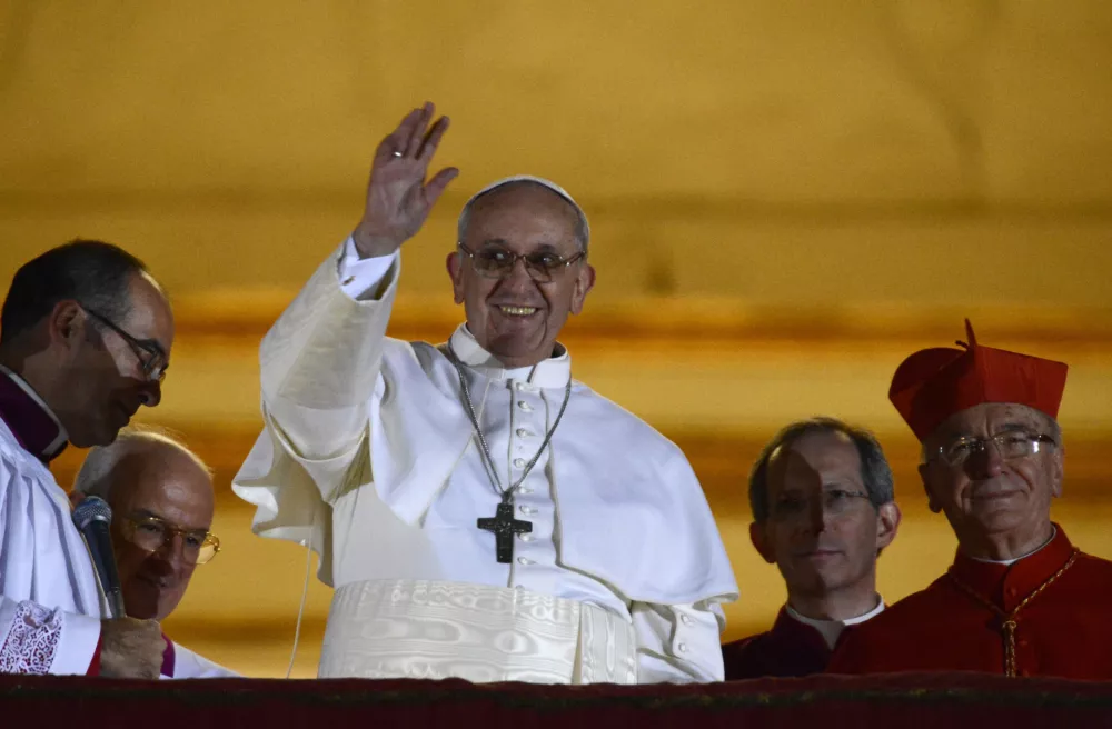 ﻿KUPLJENA - Newly elected Pope Francis, Cardinal Jorge Mario Bergoglio of Argentina appears on the balcony of St. Peter's Basilica after being elected by the conclave of cardinals, at the Vatican, March 13, 2013. White smoke rose from the Sistine Chapel chimney and the bells of St. Peter's Basilica rang out on Wednesday, signaling that Roman Catholic cardinals had elected a pope to succeed Benedict XVI.  REUTERS/Dylan Martinez (VATICAN - Tags: RELIGION POLITICS)  - RTR3EXY1
