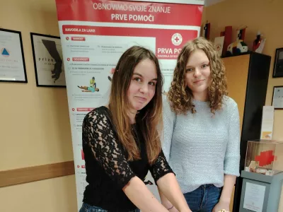 Lucija Ljubej (levo) in Zala Breznikar, dijakinji drugega letnica Gimnazije Celje – Center sta nesebično pomagali moškemu, ki je sredi decembra lani na železniški postaji v Celju doživel zastoj srca. Foto Mojca Marot
