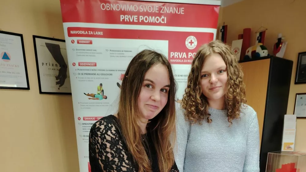Lucija Ljubej (levo) in Zala Breznikar, dijakinji drugega letnica Gimnazije Celje – Center sta nesebično pomagali moškemu, ki je sredi decembra lani na železniški postaji v Celju doživel zastoj srca. Foto Mojca Marot