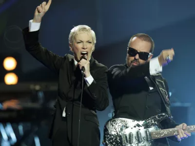 Members of the British group Eurythmics, Annie Lennox (L) and Dave Stewart, perform a three song medley during the 2005 American Music Awards at the Shrine Auditorium in Los Angeles November 22, 2005. REUTERS/Lucy Nicholson