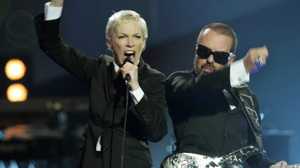 Members of the British group Eurythmics, Annie Lennox (L) and Dave Stewart, perform a three song medley during the 2005 American Music Awards at the Shrine Auditorium in Los Angeles November 22, 2005. REUTERS/Lucy Nicholson