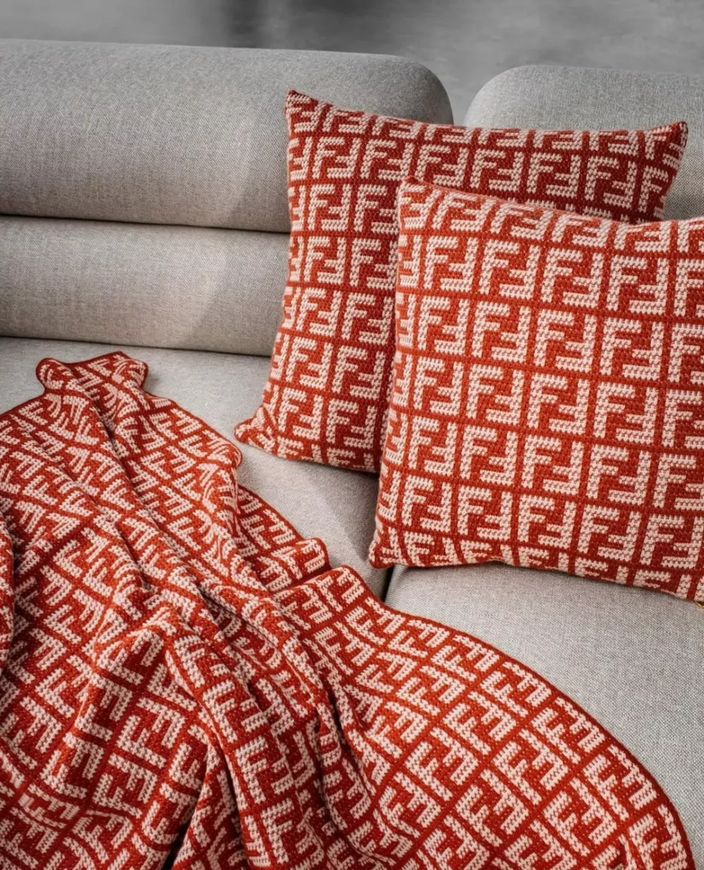 Iz kašmirja narejena odeja in vzglavniki s Fendi potiskom. F PRESS FENDI