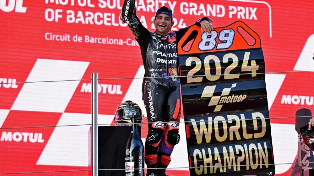 MotoGP - Solidarity Grand Prix of Barcelona - Circuit de Barcelona-Catalunya, Barcelona, Spain - November 17, 2024 Prima Pramac Racing's Jorge Martin celebrates on the podium after winning the MotoGP World Championship REUTERS/Pablo Morano