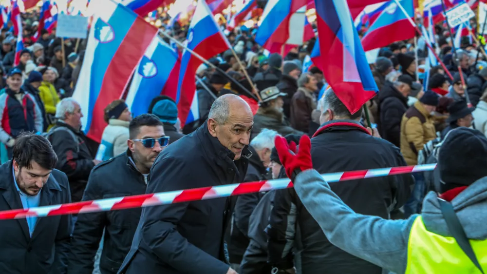 -Janez Janša, - 19.02.2025. 17. protest kvazi upokojencev in zavoda, ali karkoli že 1. oktober proti vladi Roberta Goloba pod vodstvom kriminalca Pavla Ruparja.//FOTO: Bojan Velikonja