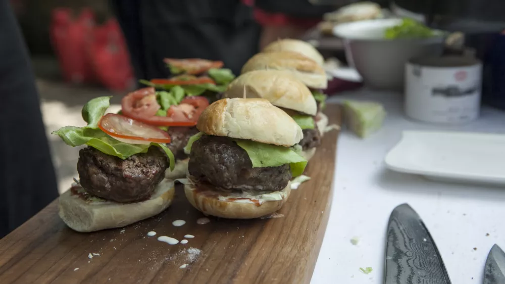 ﻿Hamburgerji kobe style- 30.05.2015 - Akademija peke na žaru - Gurmanska KOBE akademija, kulinarika - gastronomija - hrana - žar - roštilj - kuharstvo///FOTO: Luka Cjuha