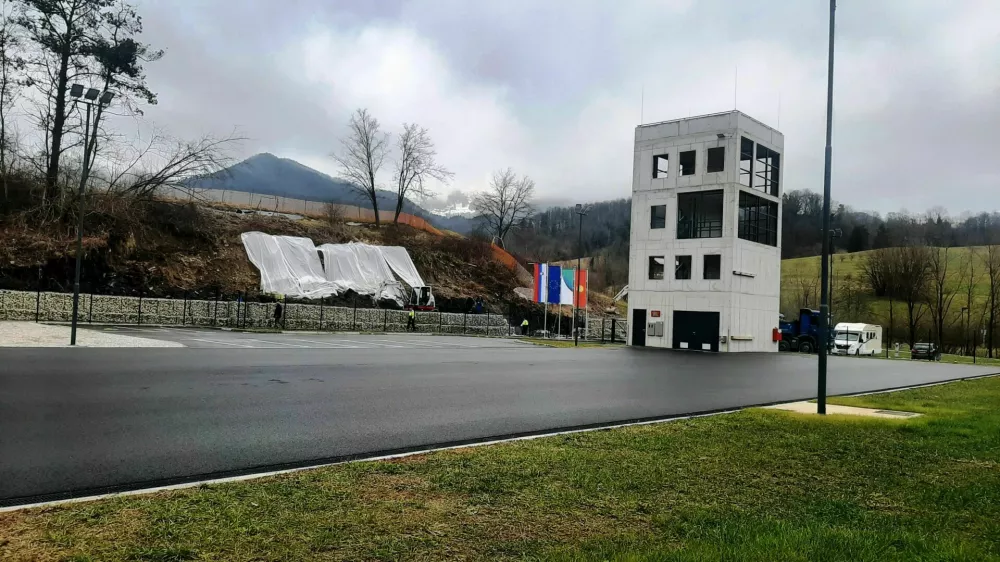 Plaz pred gasilskim poligonomZagorje ob Savi