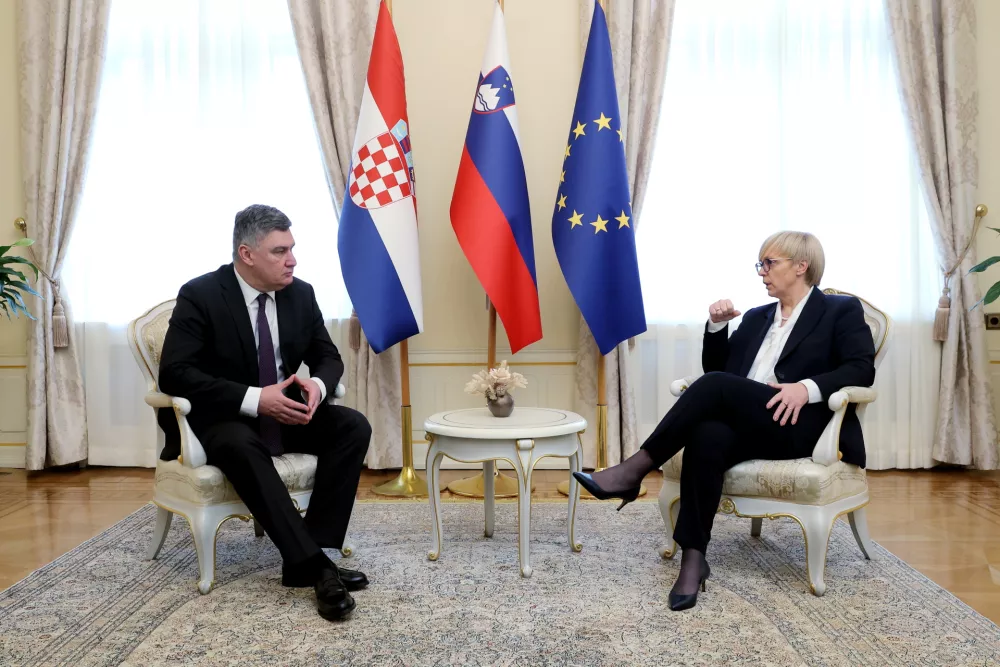 Ljubljana, predsedniska palaca.Uradni obisk hrvaskega predsednika Zorana Milanovica v Sloveniji.Pogovor na stiri oci med predsednico republike Nataso Pirc Musar in hrvaskim predsednikom Milanovicem.