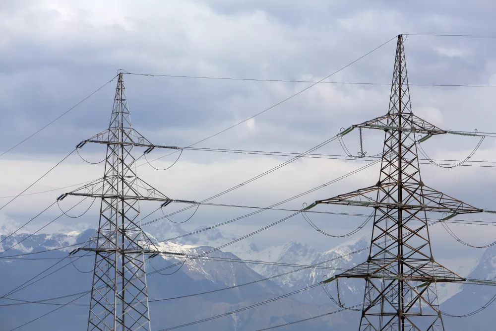 ﻿- 08.04.2015 - Električni daljnovod 2x400 kV Beričevo-Krško, elektrika - električni vod - elektroenergetsko omrežje - električna energija - //FOTO: Jaka Gasar