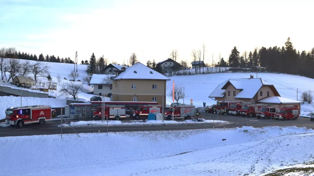 Logatec, Rovte.Skupinsko tocenje goriva PGD Rovte, PGD Medvedje Brdo, PGD Vrh Sv. Treh Kraljev in PGD Zavratec v znak protesta ob zaprtju bencinskega servisa v Rovtah.Foto: STA