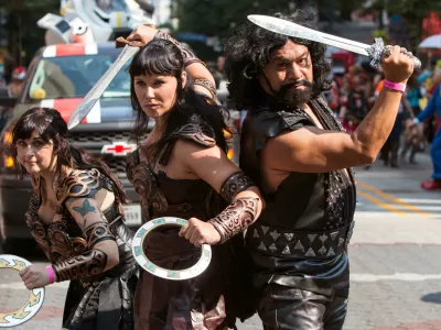 MF13NA A woman dressed as Xena Warrior Princess and her sidekicks, pose while walking in the annual Dragon Con Parade on September 5, 2015 in Atlanta, GA.Foto: Reuters/Alamy