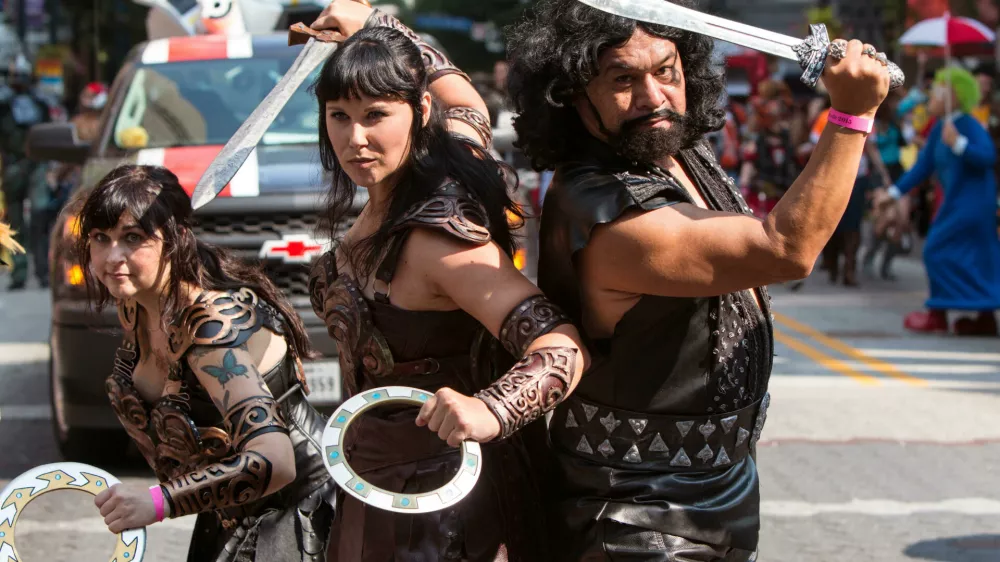 MF13NA A woman dressed as Xena Warrior Princess and her sidekicks, pose while walking in the annual Dragon Con Parade on September 5, 2015 in Atlanta, GA.Foto: Reuters/Alamy