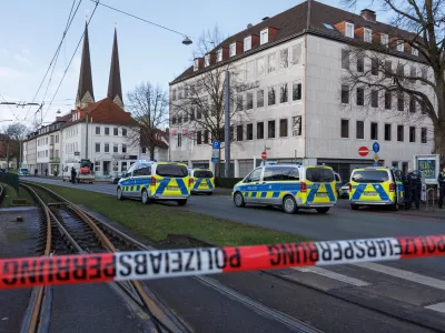 FILED - 26 February 2025, North Rhine-Westphalia, Bielefeld: Police officers stand near the scene after shots were fired near the Bielefeld district court, leaving one person critically injured. A suspect has been arrested, police sources tell the German Press Agency. Photo: Friso Gentsch/dpa