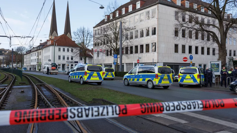 FILED - 26 February 2025, North Rhine-Westphalia, Bielefeld: Police officers stand near the scene after shots were fired near the Bielefeld district court, leaving one person critically injured. A suspect has been arrested, police sources tell the German Press Agency. Photo: Friso Gentsch/dpa