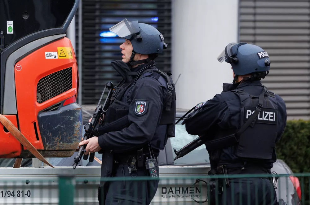 FILED - 26 February 2025, North Rhine-Westphalia, Bielefeld: Heavily armed police officers stand near the scene after shots were fired near the Bielefeld district court, leaving one person critically injured. A suspect has been arrested, police sources tell the German Press Agency. Photo: Friso Gentsch/dpa