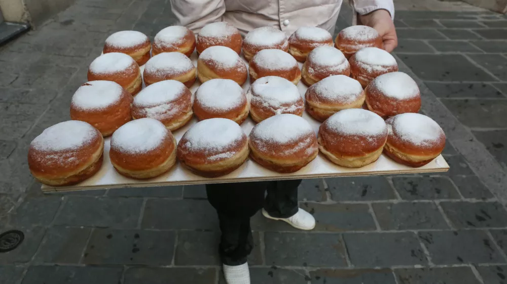﻿domači krofi po receptu iz leta 196221.02.2019 - Čokoladnica Da Ponte, Župančičeva 38, Koper //FOTO: Luka Cjuha