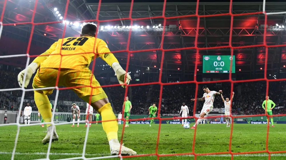Soccer Football - DFB Cup - Quarter Final - RB Leipzig v VfL Wolfsburg - Red Bull Arena, Leipzig, Germany - February 26, 2025 RB Leipzig's Benjamin Sesko scores their first goal from the penalty spot REUTERS/Annegret Hilse DFB REGULATIONS PROHIBIT ANY USE OF PHOTOGRAPHS AS IMAGE SEQUENCES AND/OR QUASI-VIDEO.