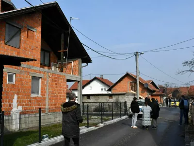 Hiša v kraju Brčko, v kateri so našli 31 otrok. 