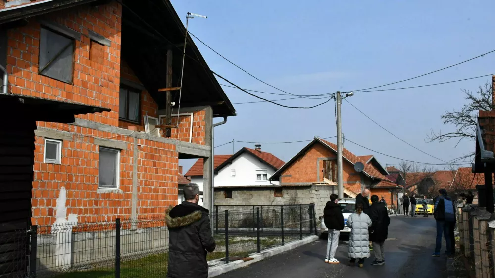 Hiša v kraju Brčko, v kateri so našli 31 otrok. 