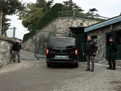 A vehicle carrying the Russian delagation arrives at the residence of the U.S. Consul General in Istanbul, Turkey, February 27, 2025. REUTERS/Dilara Senkaya