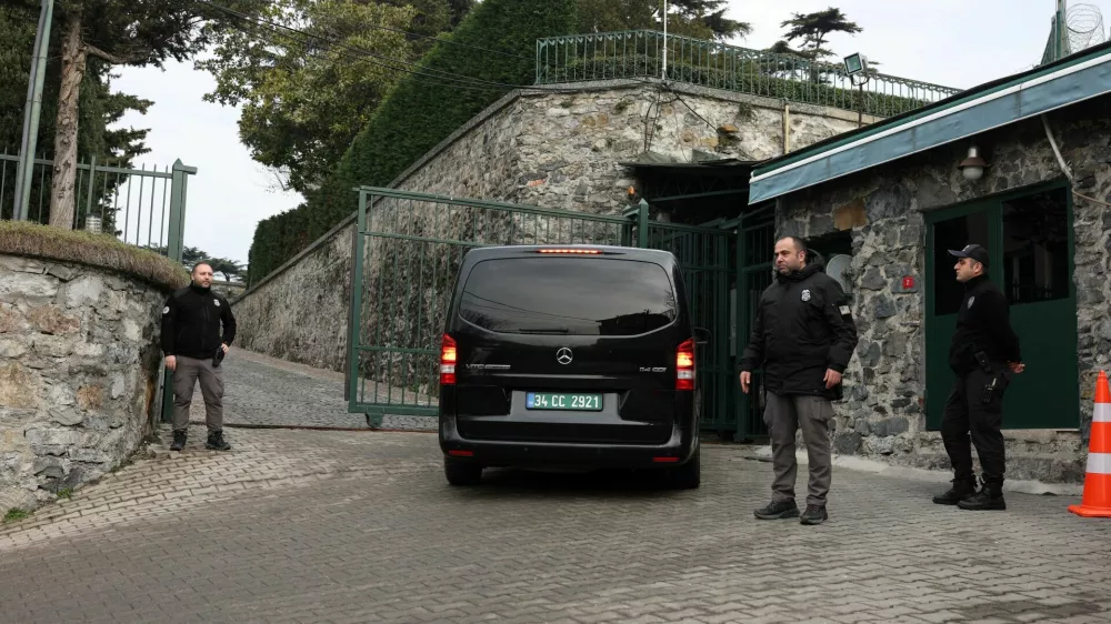 A vehicle carrying the Russian delagation arrives at the residence of the U.S. Consul General in Istanbul, Turkey, February 27, 2025. REUTERS/Dilara Senkaya