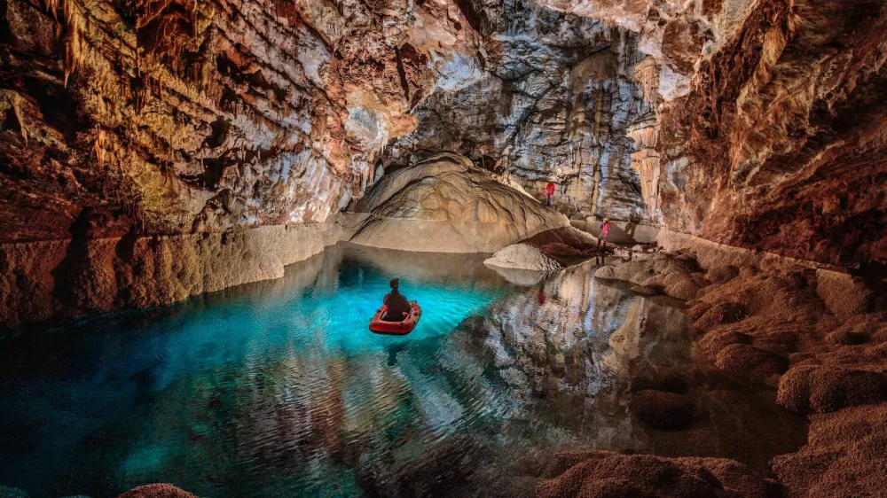 Fotografija iz Šolnovega brezna, enega najglobljih brezen na Dolenjskem. F Uroš Kunaver