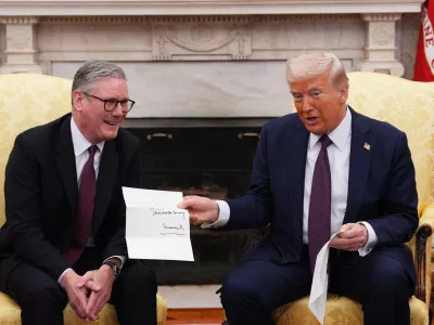 28 February 2025, US, Washington Dc: US President Donald Trump (R) receives a letter from King Charles III, inviting him for an unprecedented second state visit, during his meeting with British Prime Minister Keir Starmer in the Oval Office at the White House. Photo: Carl Court/PA Wire/dpa