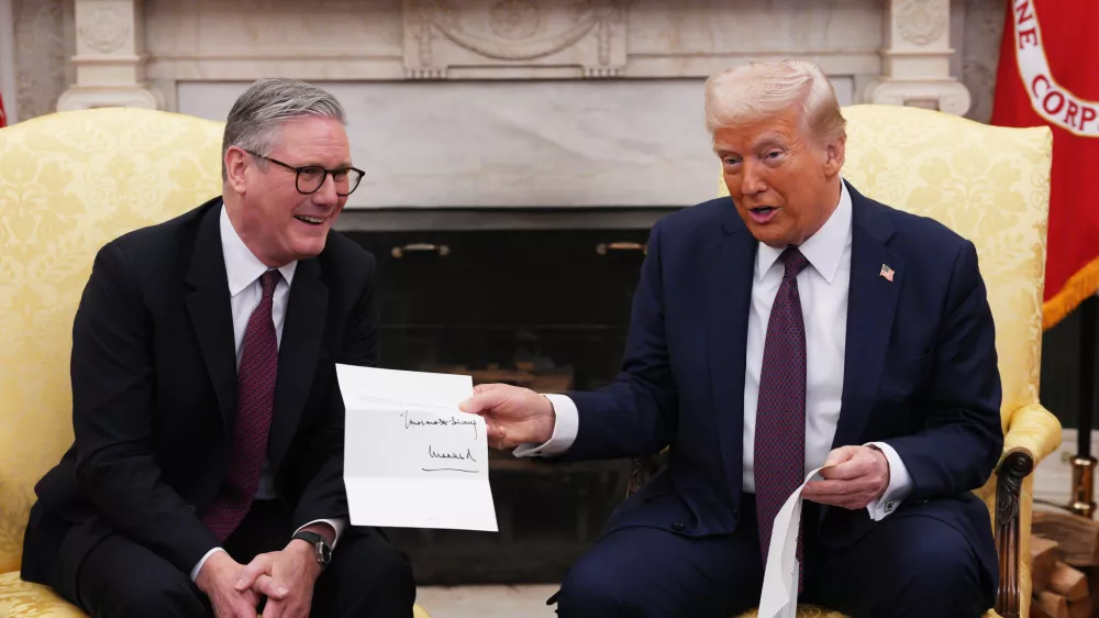 28 February 2025, US, Washington Dc: US President Donald Trump (R) receives a letter from King Charles III, inviting him for an unprecedented second state visit, during his meeting with British Prime Minister Keir Starmer in the Oval Office at the White House. Photo: Carl Court/PA Wire/dpa