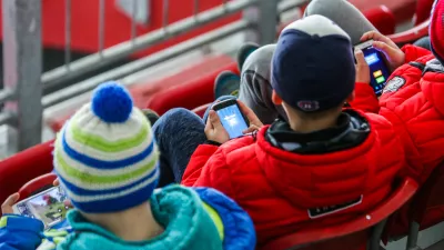 ﻿- 24.03.2018 - Simbolična fotografija, - pametni telefon - otroci - video igrice, zasvojenost, igre  //FOTO: Bojan Velikonja