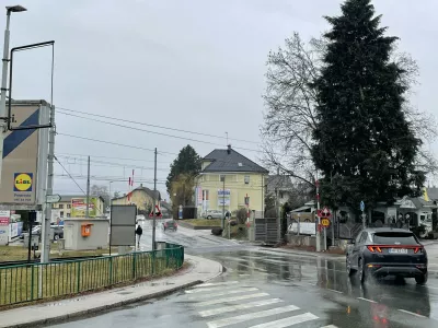 Železniški tiri delijo Lesce, zato si krajani že dolgo prizadevajo za podvoz. Foto: Eva Branc