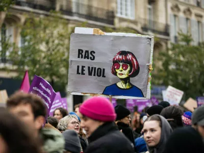 V času sojenja petdeseterici za množična posilstva Gisele Pelicot, se je na ulici francoskih mest zbralo na tisoče (predvsem) žensk v podporo Pelicotovi, kakor tudi v protest nasilju moških. 