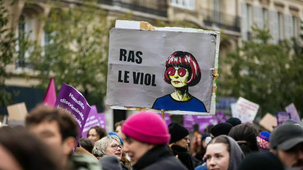 V času sojenja petdeseterici za množična posilstva Gisele Pelicot, se je na ulici francoskih mest zbralo na tisoče (predvsem) žensk v podporo Pelicotovi, kakor tudi v protest nasilju moških. 