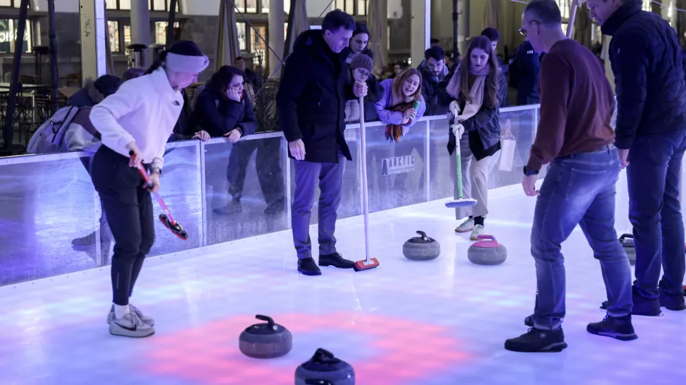 Svojo ekipo so sestavili tudi najemniki pod Plečnikovimi arkadami, ki so se na ledu odlično znašli. Foto: Jaka Gasar