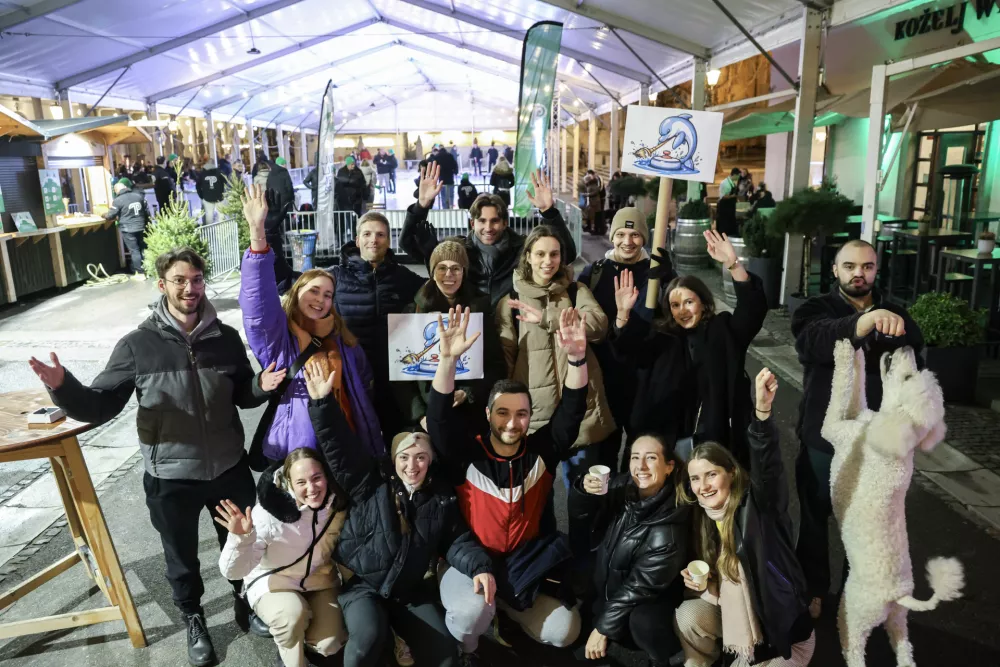 Najbolj zabavna, glasna in edina prava navijaška skupina je prišla podpret ekipo podjetja Valira AI. Foto: Jaka Gasar