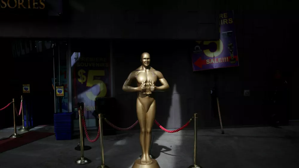 An imitation of an Oscar statuette sits outside of a souvenir shop on Hollywood Boulevard as preparations continue for the 97th Academy Awards in Los Angeles, California, U.S. February 27, 2025. REUTERS/Daniel Cole / Foto: Daniel Cole