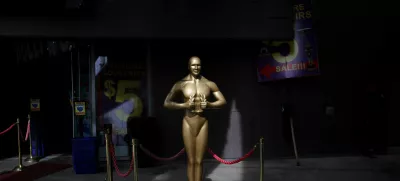 An imitation of an Oscar statuette sits outside of a souvenir shop on Hollywood Boulevard as preparations continue for the 97th Academy Awards in Los Angeles, California, U.S. February 27, 2025. REUTERS/Daniel Cole / Foto: Daniel Cole