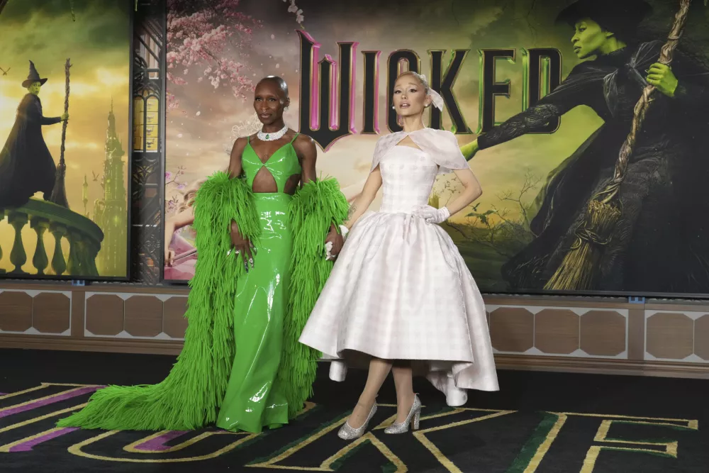 FILE - Cynthia Erivo, left, and Ariana Grande arrive at the premiere of "Wicked" on Nov. 9, 2024, at Dorothy Chandler Pavilion in Los Angeles. (Photo by Jordan Strauss/Invision/AP, File) / Foto: Jordan Strauss