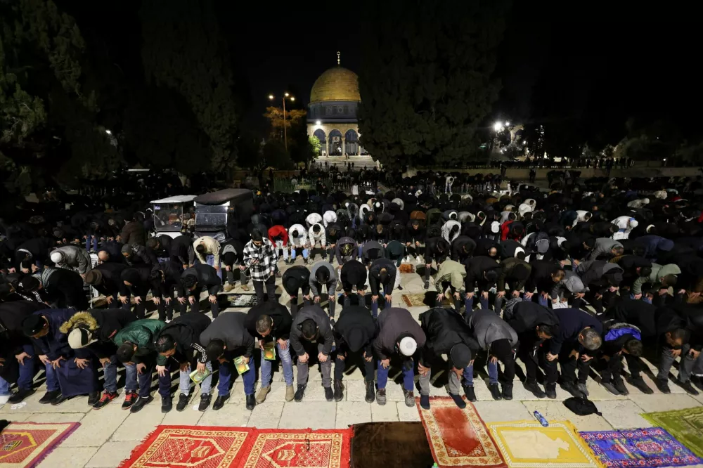 Muslim worshippers hold the "Taraweeh" evening prayer of Ramadan in the Al-Aqsa compound, also known to Jews as the Temple Mount, in Jerusalem's Old City, February 28, 2025. REUTERS/Ammar Awad