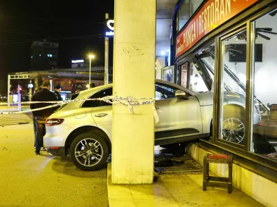 porsche po trčenju pristal v restavraciji